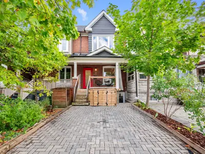 Att/Row/Townhouse in Toronto
