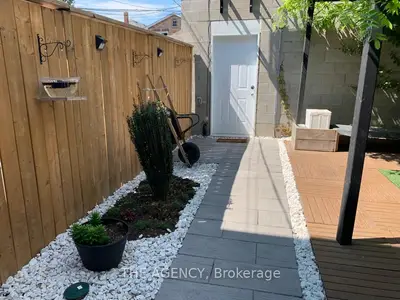 Att/Row/Townhouse in Toronto