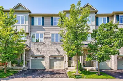 Att/Row/Townhouse in Oakville