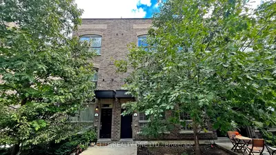 Att/Row/Townhouse in Toronto