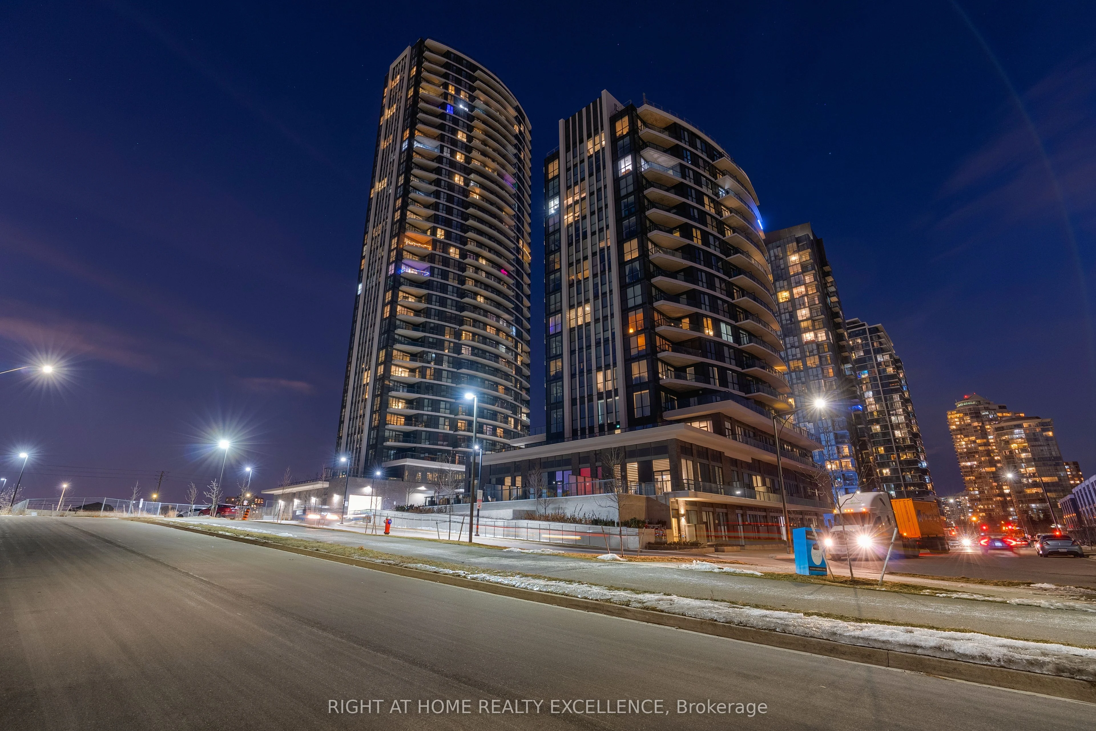 35 Watergarden Drive 2013, Mississauga, On L5r 0e4