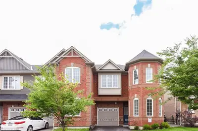 Att/Row/Townhouse in Milton