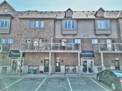 Condo Townhouse in Burlington