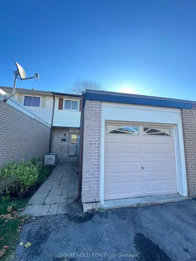 Att/Row/Townhouse in Oakville