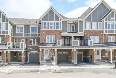 Att/Row/Townhouse in Milton