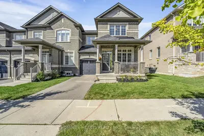Att/Row/Townhouse in Oakville