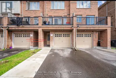 Att/Row/Townhouse in Brampton