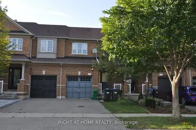 Att/Row/Townhouse in Mississauga