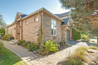 Att/Row/Townhouse in Oakville