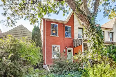 Att/Row/Townhouse in Toronto