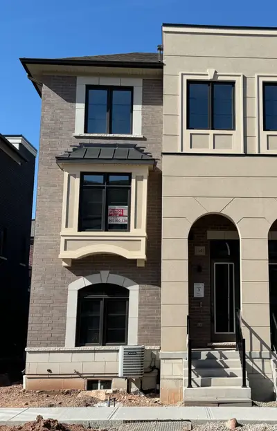 Att/Row/Townhouse in Oakville