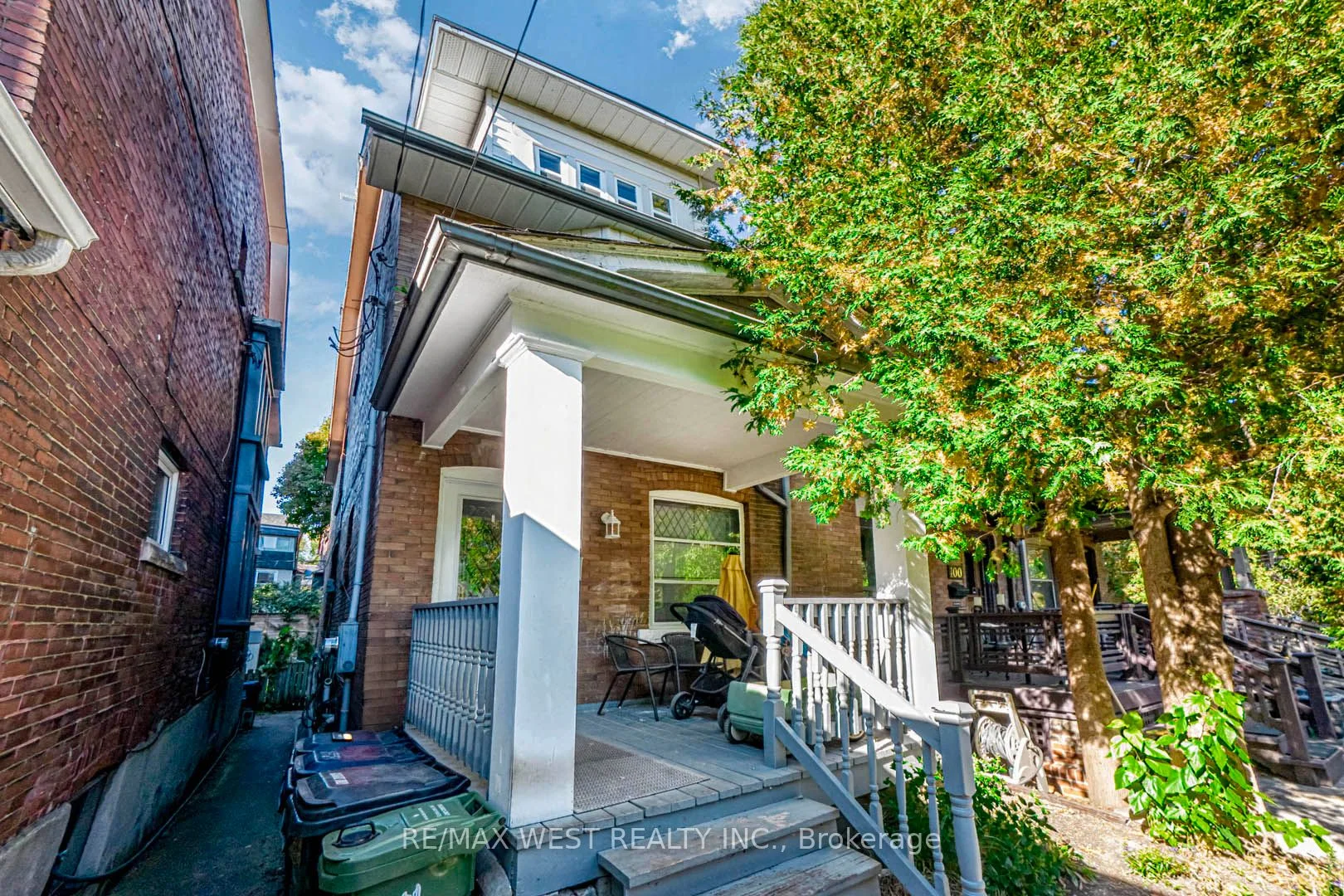 Att/Row/Townhouse in Toronto
