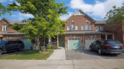 Att/Row/Townhouse in Brampton