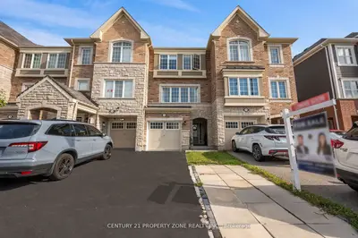 Att/Row/Townhouse in Brampton