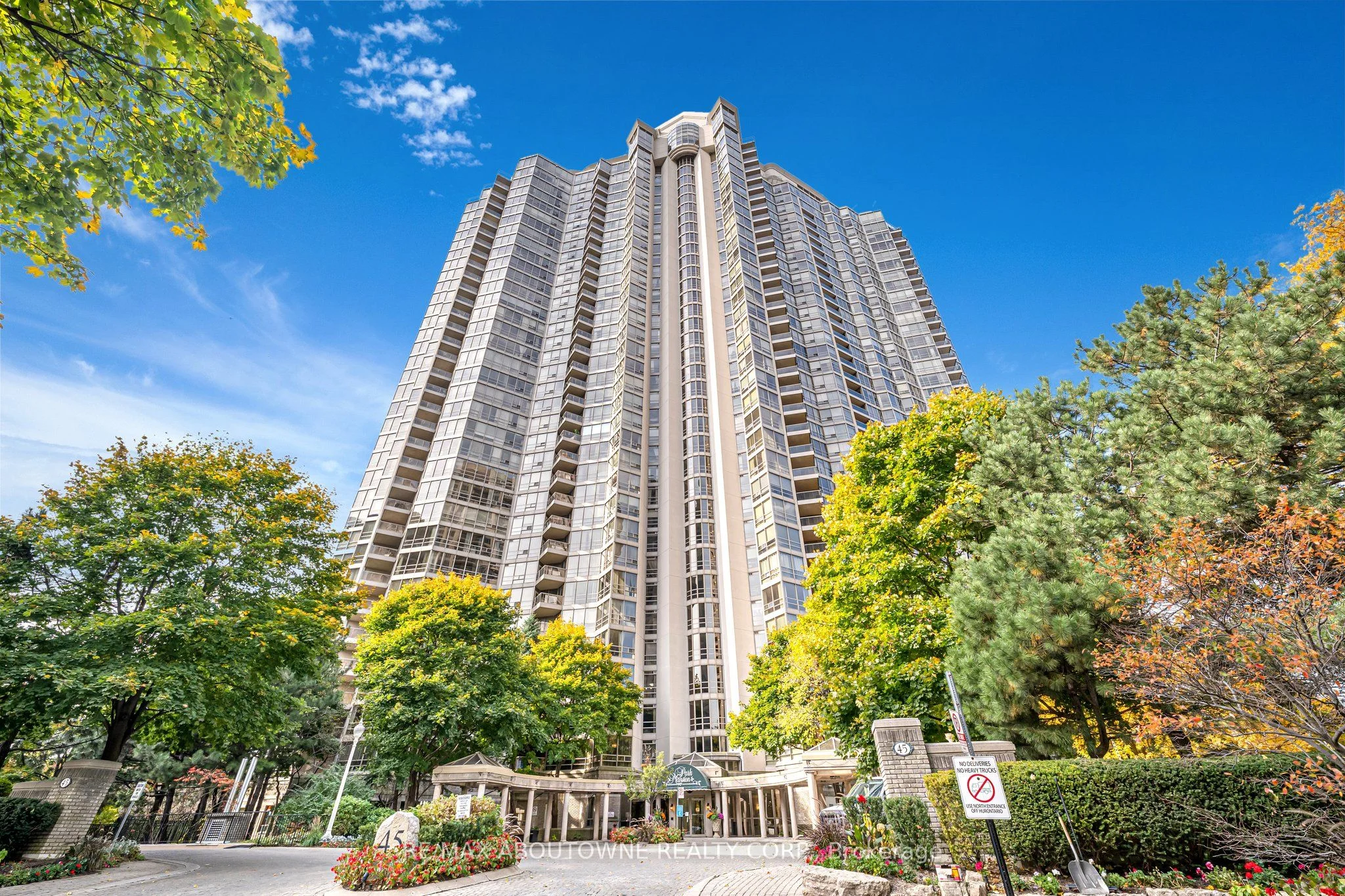 45 Kingsbridge Garden Circle 606, Mississauga, On L5r 3k4