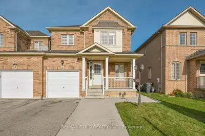 Att/Row/Townhouse in Brampton