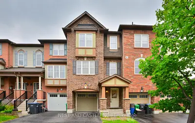 Att/Row/Townhouse in Brampton