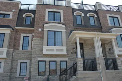 Att/Row/Townhouse in Oakville