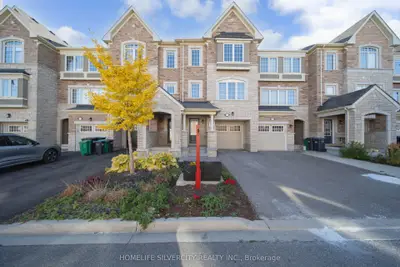 Att/Row/Townhouse in Brampton