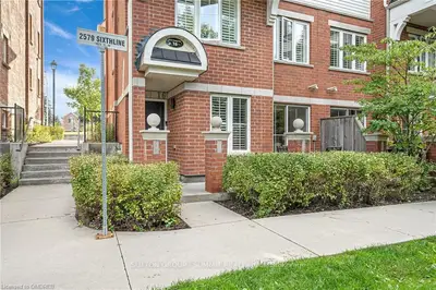 Condo Townhouse in Oakville