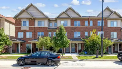 Att/Row/Townhouse in Brampton