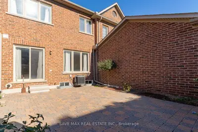 Att/Row/Townhouse in Brampton