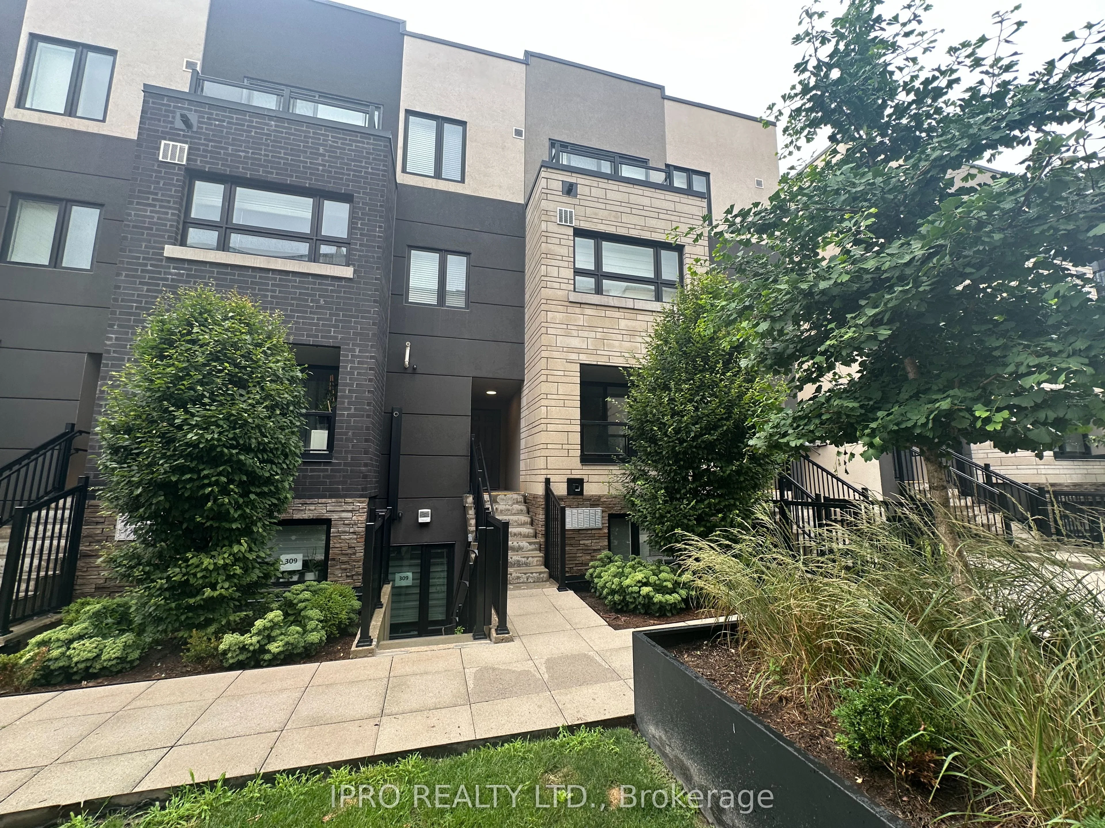 Condo Townhouse in Burlington