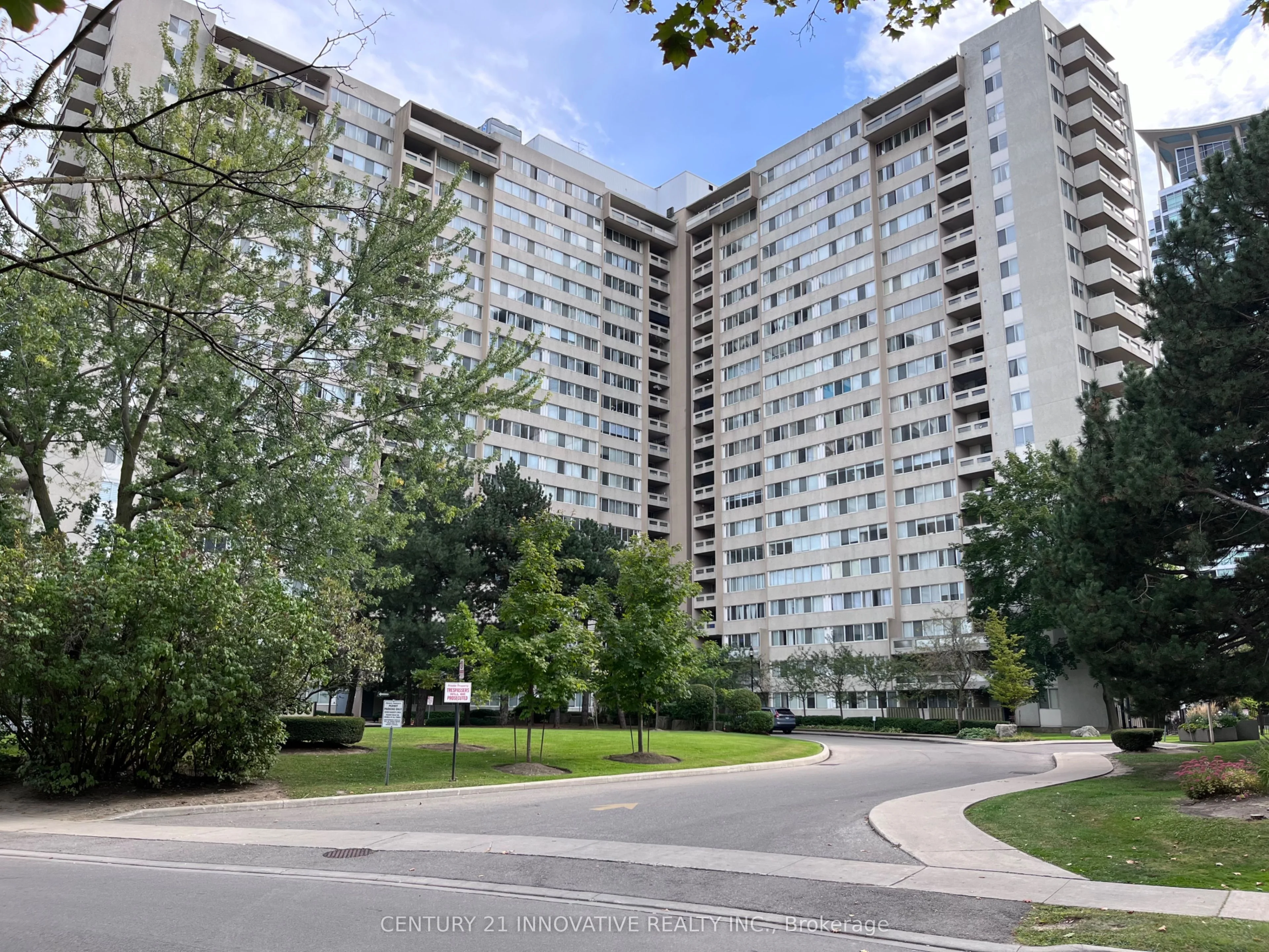 3590 Kaneff Crescent 1811, Mississauga, On L5a 3x3