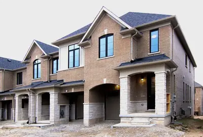 Att/Row/Townhouse in Burlington