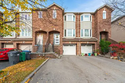 Att/Row/Townhouse in Brampton