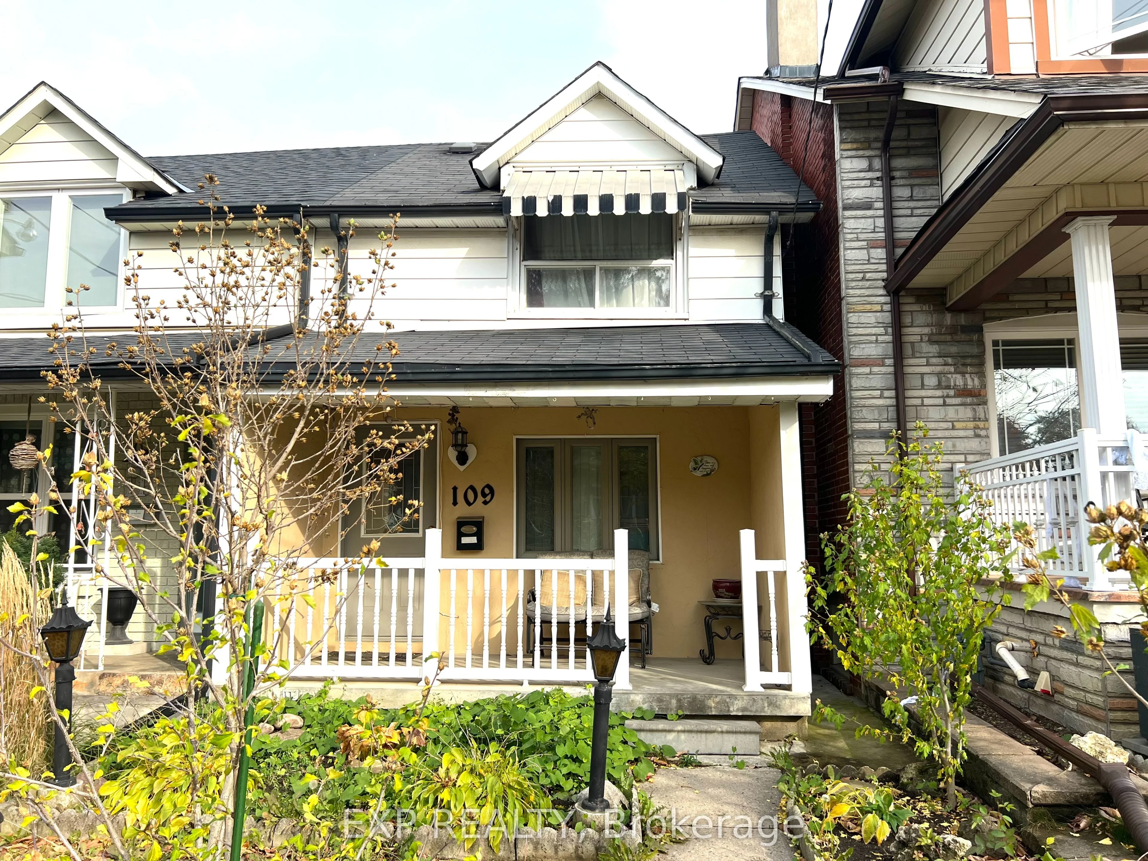 Att/Row/Townhouse in Toronto