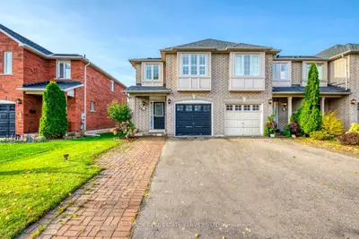 Att/Row/Townhouse in Oakville