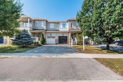 Att/Row/Townhouse in Oakville