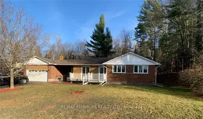 61 Armstrong Road, Petawawa, On K8h 2s2