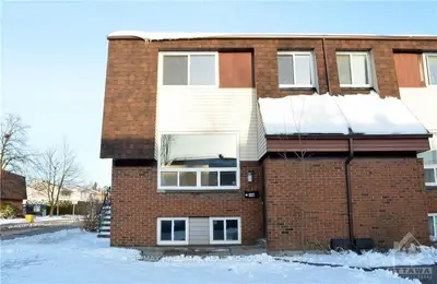 44 Woodvale A, South Of Baseline To Knoxdale, On K2g 4h4