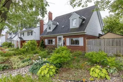2056 Black Friars Road, Carlingwood - Westboro And Area, On K2a 3k8