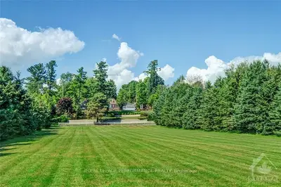 880 SMITH Road, Orleans - Cumberland and Area, ON K4B 1N9