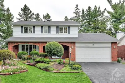 11 BURNBROOK Crescent, Crystal Bay - Rocky Point - Bayshore, ON K2H 9A6
