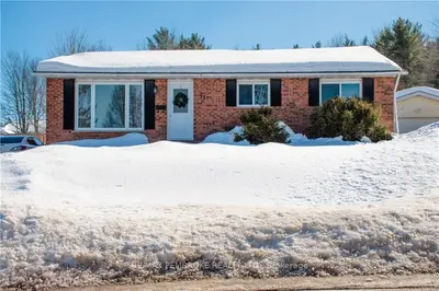 53 LAROCHE Crescent, Petawawa, ON K8H 3B6