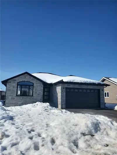 10 LIAM Street, Petawawa, ON K8H 0C2