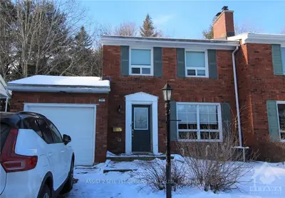 57 HOBART Crescent, South of Baseline to Knoxdale, ON K2H 5S3
