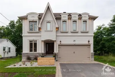 2B LEONA Avenue, Cityview - Parkwoods Hills - Rideau Shore, ON K2E 5H8