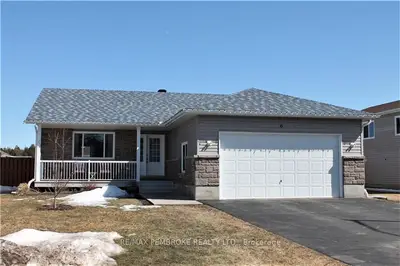 6 BOULDER CREEK Trail, Petawawa, ON K8H 2W7
