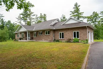 14 BLUE DANUBE Way, Laurentian Valley, ON K8A 6W2