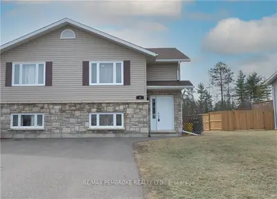 9 WILLIAM THOMAS Drive, Petawawa, ON K8H 0C1