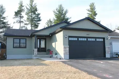 43 DUSTIN Drive, Petawawa, ON K8H 0G3