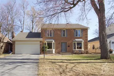 22 FIFESHIRE Crescent, Country Place - Pineglen - Crestview and Area, ON K2E 7G8