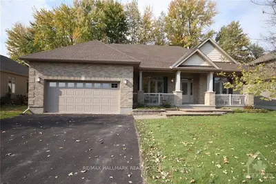 55 MOORE Street, Stittsville - Munster - Richmond, ON K0A 2Z0