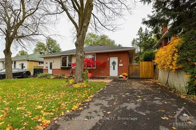 1890 BROMLEY Road, Carlingwood - Westboro and Area, ON K2A 1C1