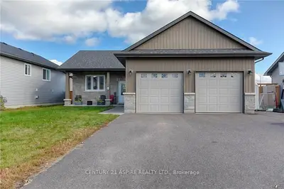 520 Gardner Crescent, Petawawa, ON K8H 0C4